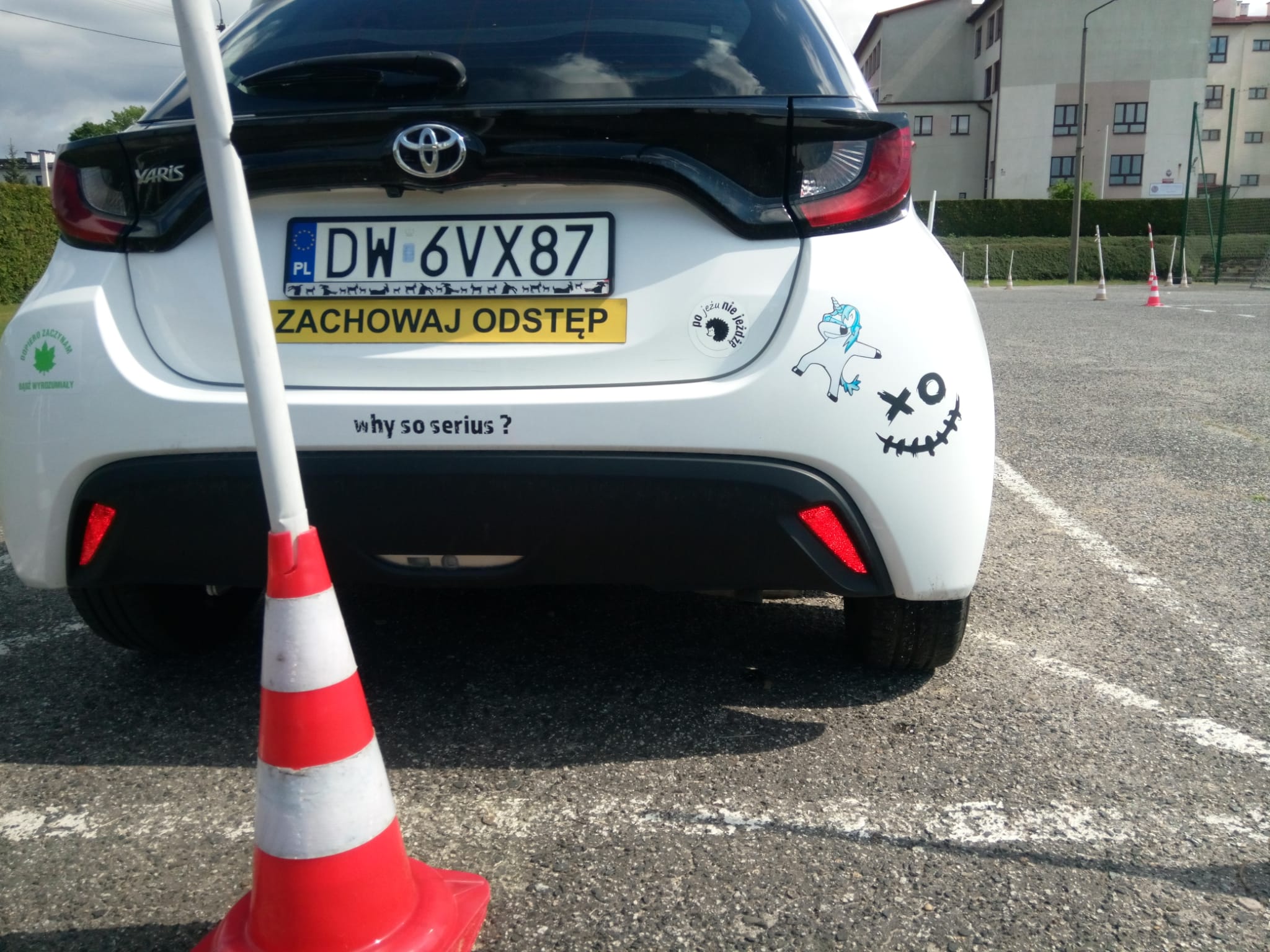Toyota Yaris OSK Żubr na placu manewrowym